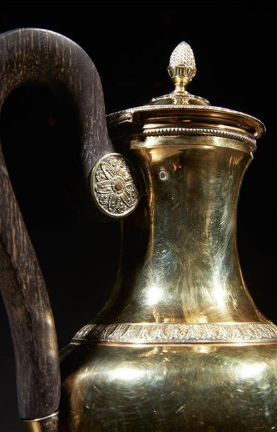 Grande cafetière balustre tripode en vermeil...
