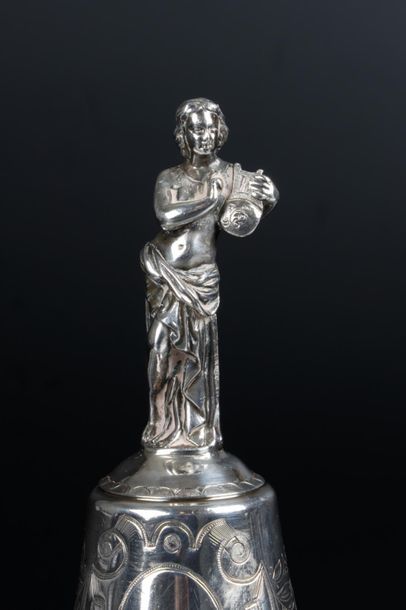 Sonnette en argent gravé de fleurs et cartouches,...