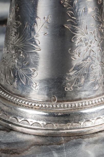 Sonnette en argent gravé de fleurs et cartouches,...