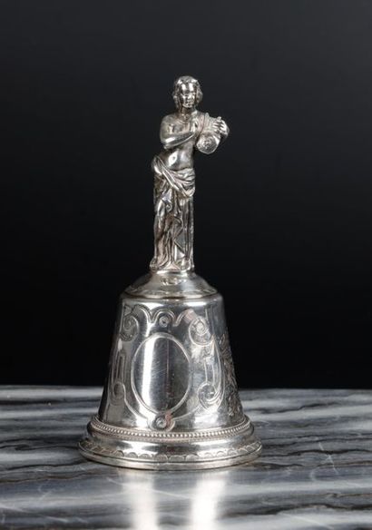 Sonnette en argent gravé de fleurs et cartouches,...