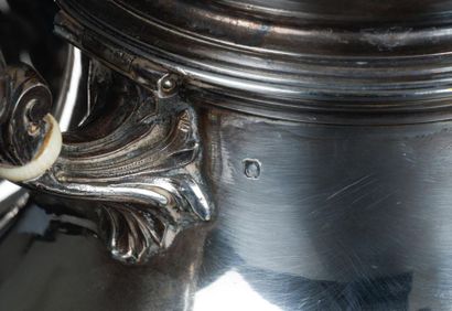 Théière et sucrier balustre en argent uni,...