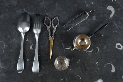 Ensemble en argent: 
. paire de ciseaux à...