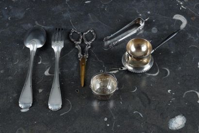 Ensemble en argent: 
. paire de ciseaux à...