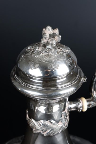 Cafetière balustre en argent gravé de médaillons...