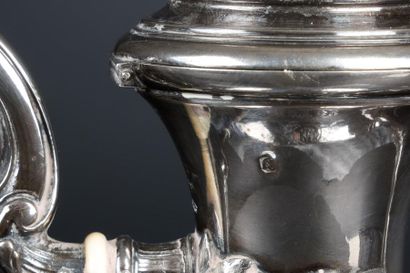 Cafetière balustre en argent gravé de médaillons...