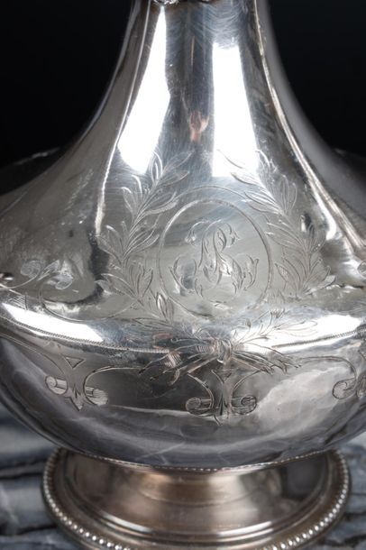 Cafetière balustre en argent gravé de médaillons...