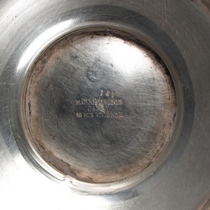 Cafetière balustre en argent gravé de médaillons...