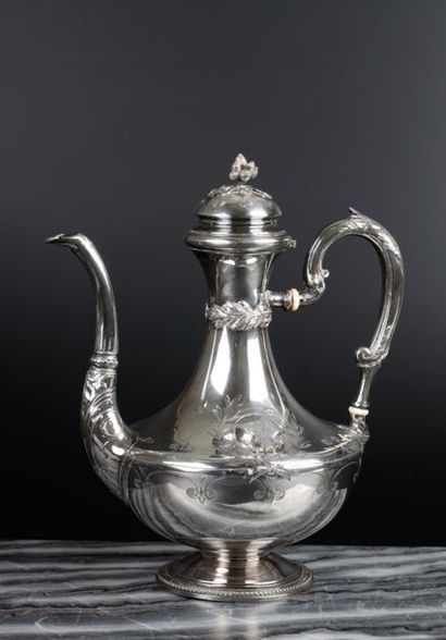 Cafetière balustre en argent gravé de médaillons...