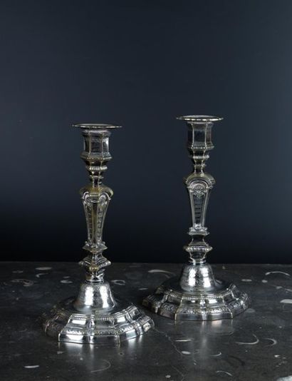 Paire de flambeaux en bronze, la base à contours,...