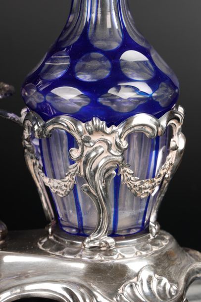 Huilier-vinaigrier en argent à décor de feuillages,...