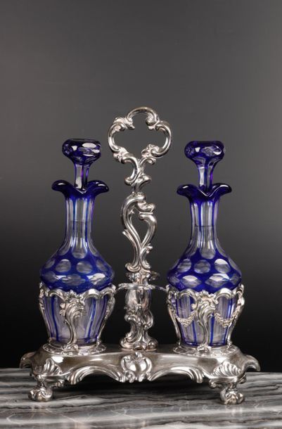 Huilier-vinaigrier en argent à décor de feuillages,...