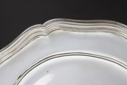 Plat rond à contours en argent. 1041 g, diam....