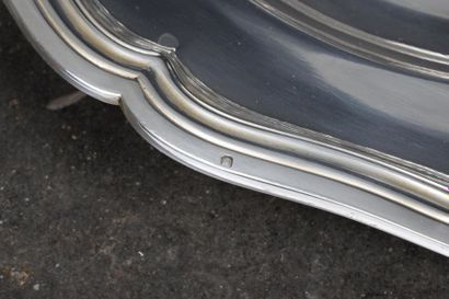 Plat rond à contours en argent. 1041 g, diam....