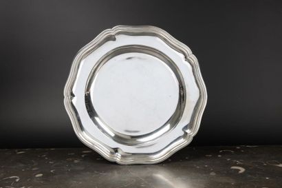 Plat rond à contours en argent. 1041 g, diam....
