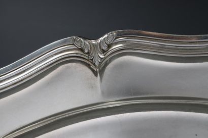 Plat ovale en argent à contours et filets...