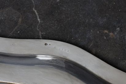 Plat ovale en argent à contours et filets...