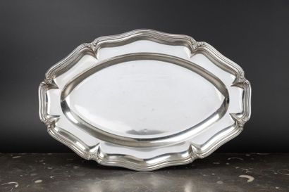 Plat ovale en argent à contours et filets...