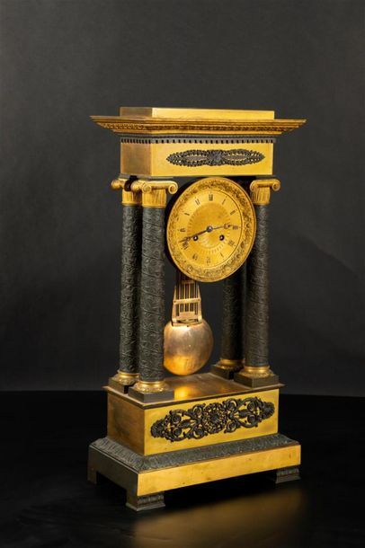 Importante pendule portique en bronze doré...