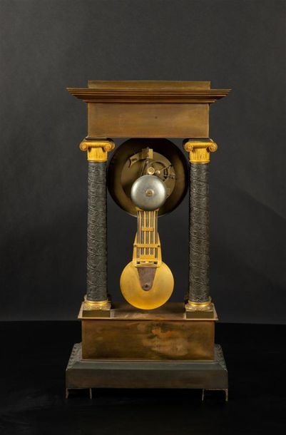 Importante pendule portique en bronze doré...