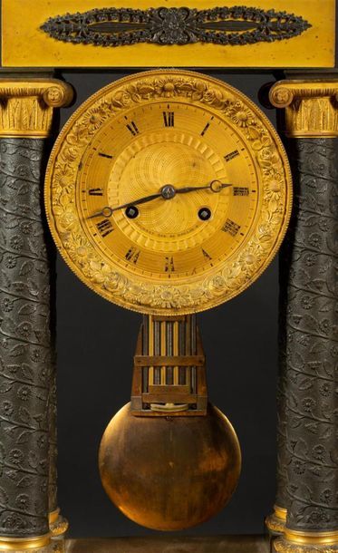 Importante pendule portique en bronze doré...