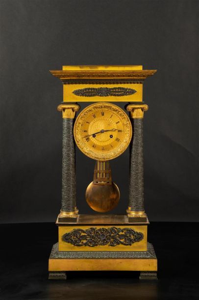 Importante pendule portique en bronze doré...