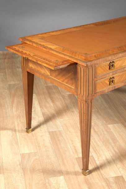 Bureau plat en placage de bois fruitier à...