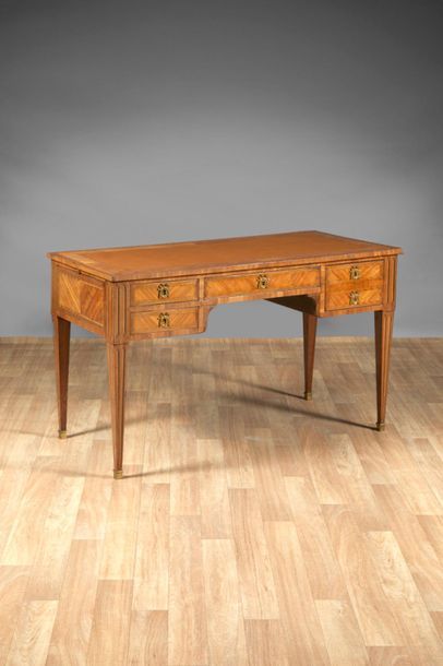Bureau plat en placage de bois fruitier à...