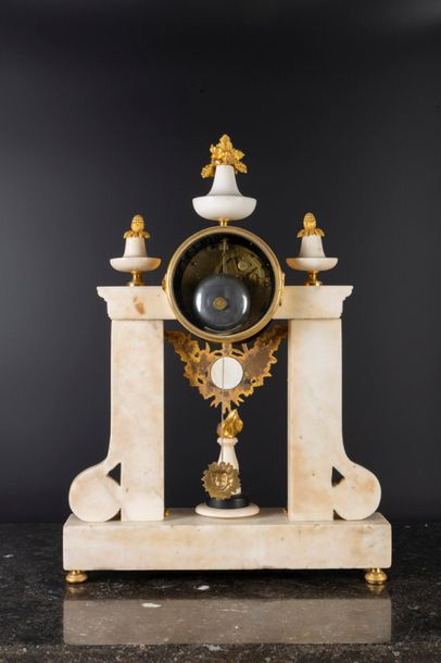 Pendule portique en marbre blanc, marbre...