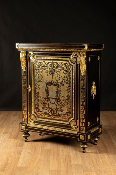 Meuble d'appui en ébène, bois noirci et marqueterie...