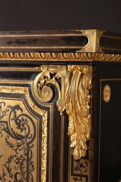 Meuble d'appui en ébène, bois noirci et marqueterie...