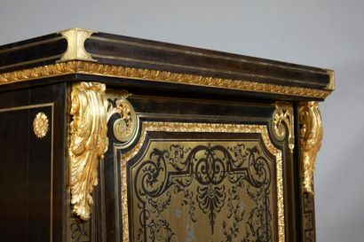Meuble d'appui en ébène, bois noirci et marqueterie...