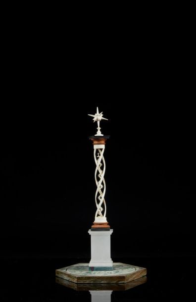Colonne en ivoire sculpté et tourné, de forme...