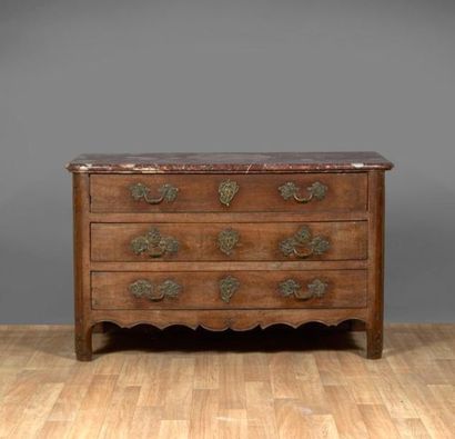 Commode en orme mouluré ouvrant à trois tiroirs...