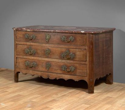 Commode en orme mouluré ouvrant à trois tiroirs...