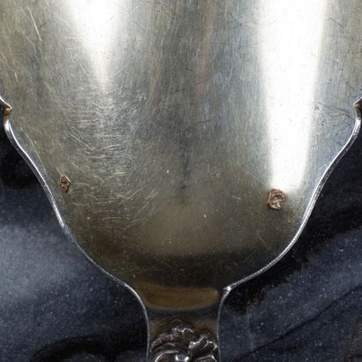 Couvert à salade en argent, modèle rocaille....
