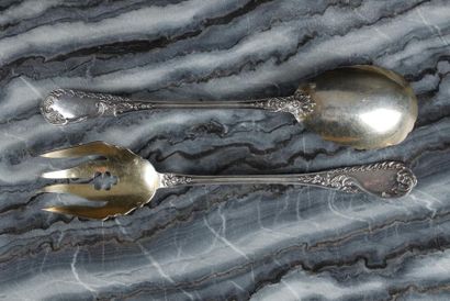 Couvert à salade en argent, modèle rocaille....