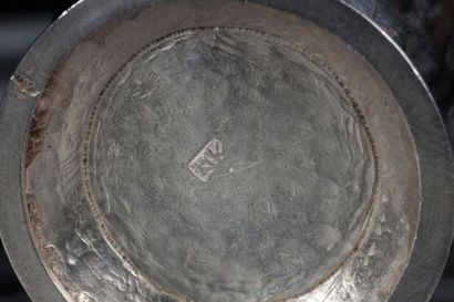 Série de 6 gobelets en argent uni à filets....