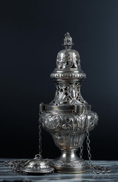 Encensoir de forme balustre en argent ajouré,...