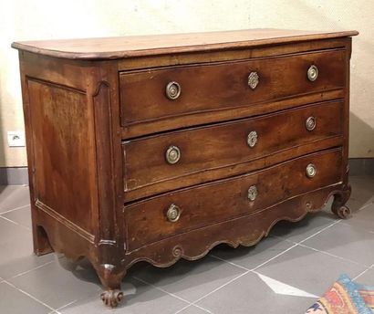 Commode en bois naturel mouluré à trois tiroirs,...