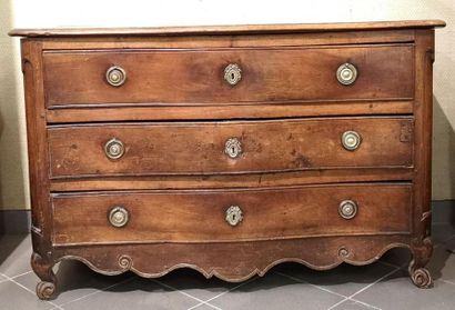 Commode en bois naturel mouluré à trois tiroirs,...