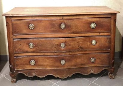 Commode en bois naturel mouluré à trois tiroirs,...