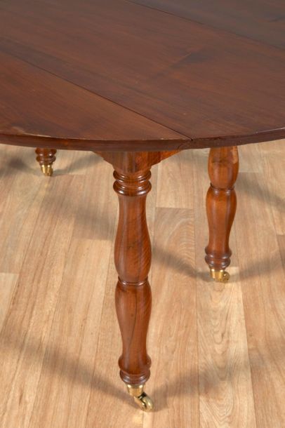 Table en noyer massif à 6 pieds et 2 volets,...