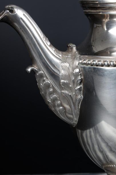 Théière balustre en argent uni et frises...