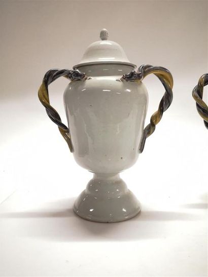 MIDI. Paire de vases couverts de forme balustre...