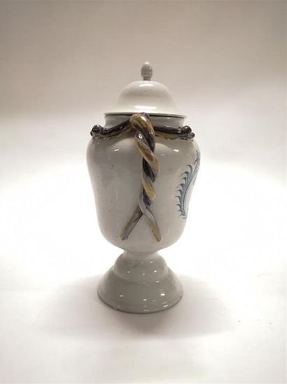 MIDI. Paire de vases couverts de forme balustre...