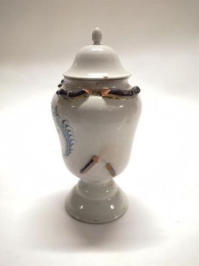 MIDI. Paire de vases couverts de forme balustre...