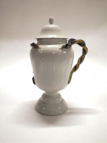 MIDI. Paire de vases couverts de forme balustre...
