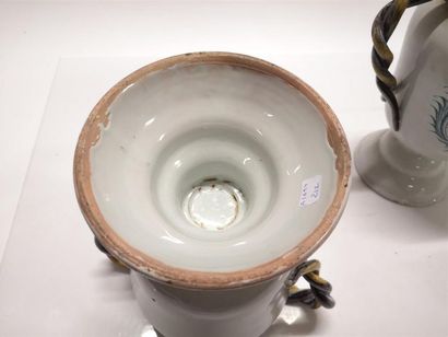 MIDI. Paire de vases couverts de forme balustre...