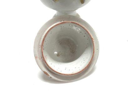 MIDI. Paire de vases couverts de forme balustre...