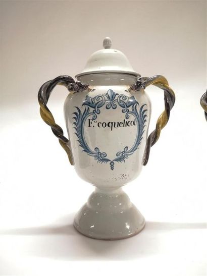 MIDI. Paire de vases couverts de forme balustre...